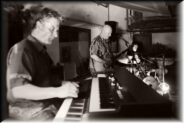 Trio-out of focus-Jerome Lecuyer-554_n